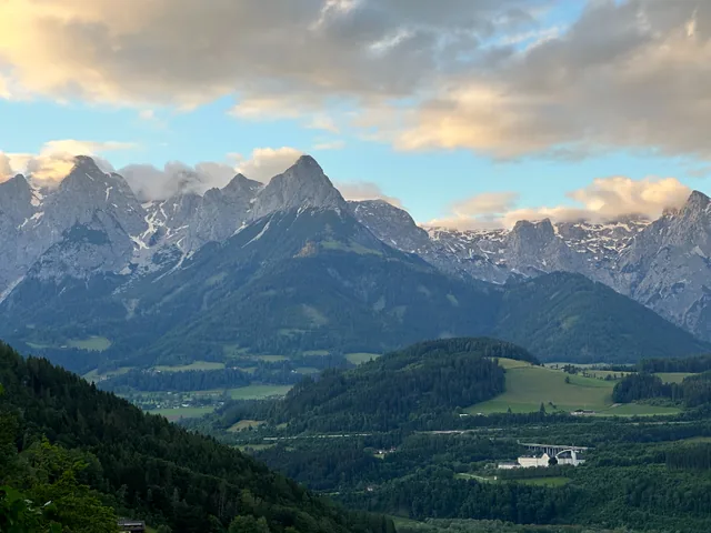 Schneebedeckte Berge über einem grünen Tal